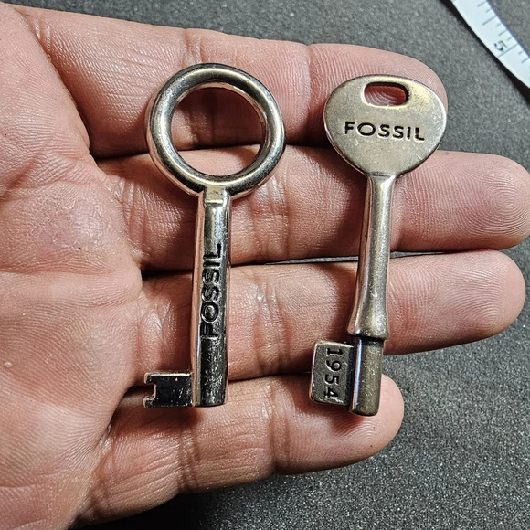Lot Of 2 Fossil Silver Tone Key Fob Bag Charm Hangtags Key Chains 2 Inch Long se - Picture 1 of 4